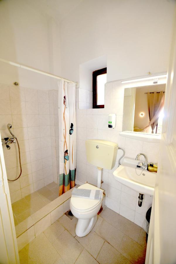 Hermes Hotel Mithimna Bagian luar foto