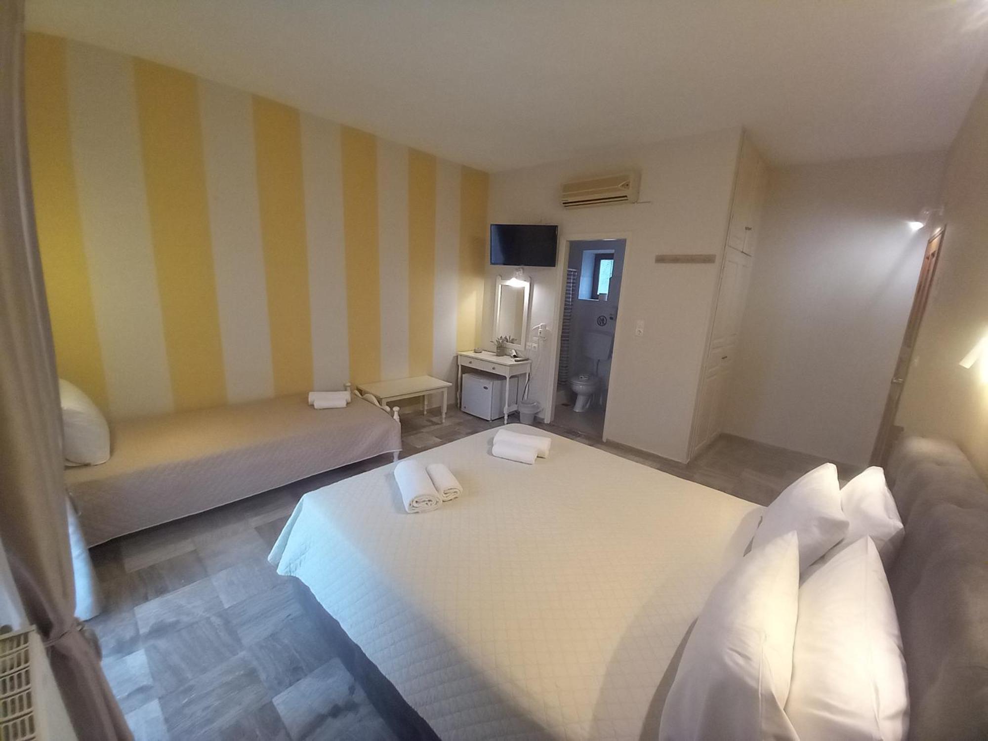 Hermes Hotel Mithimna Bagian luar foto